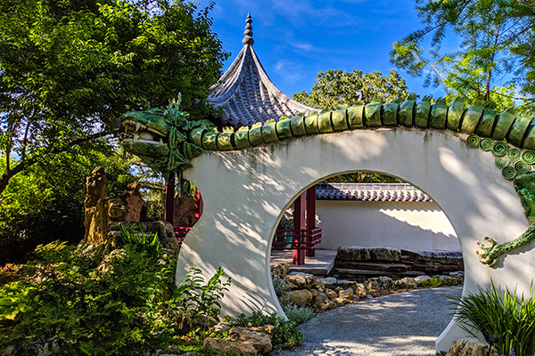 botanica gardens circle archway along path