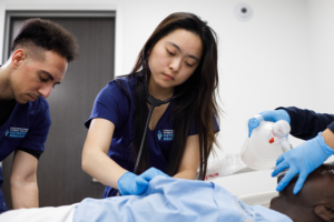 kansascom-web-sim KansasCOM osteopathic students working in a simulation lab